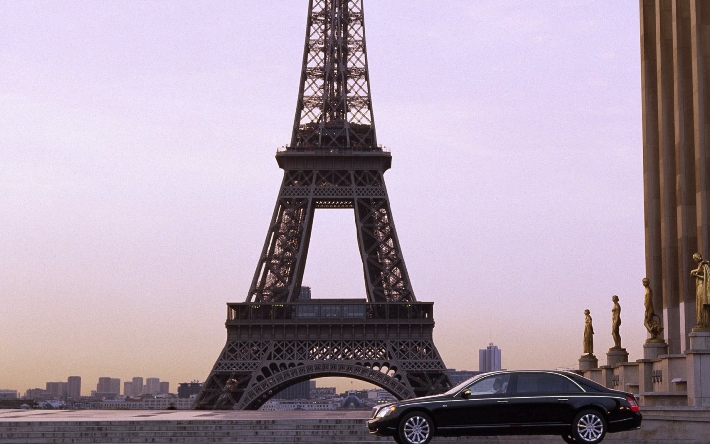 Автомобиль у Эйфелевой башни