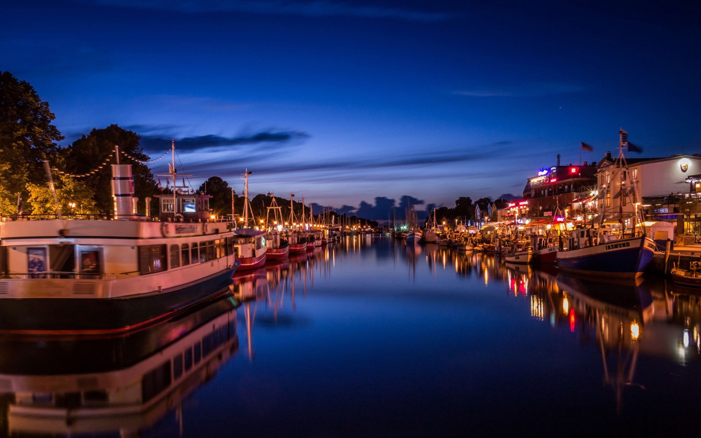 Город на берегу реки вечером