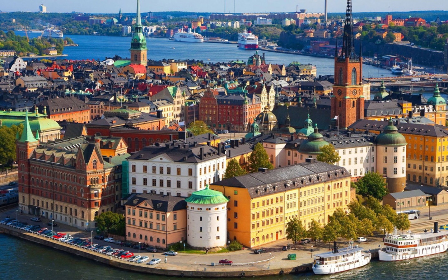 Городской пейзаж с набережной