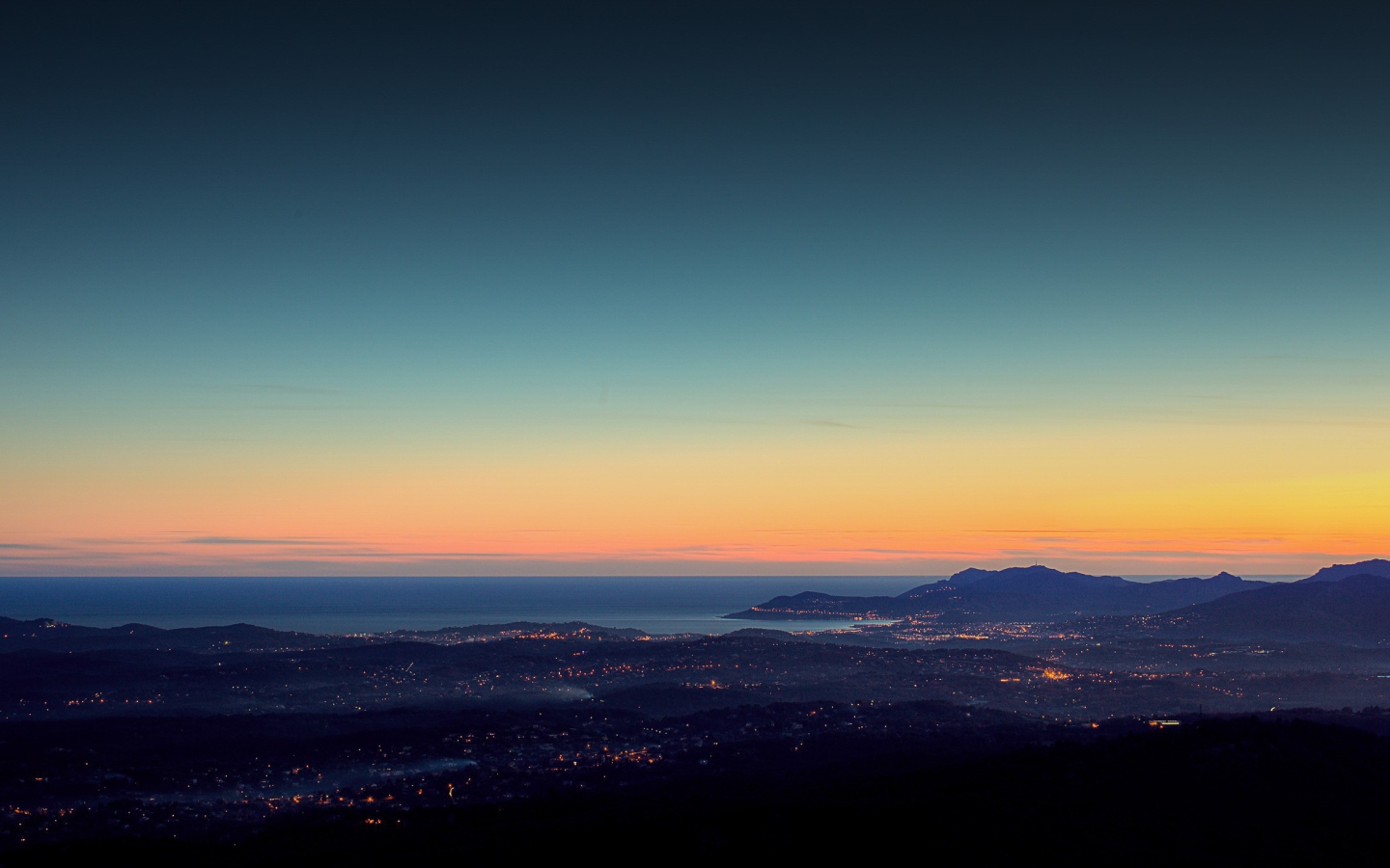 Вид вечернего города с горы