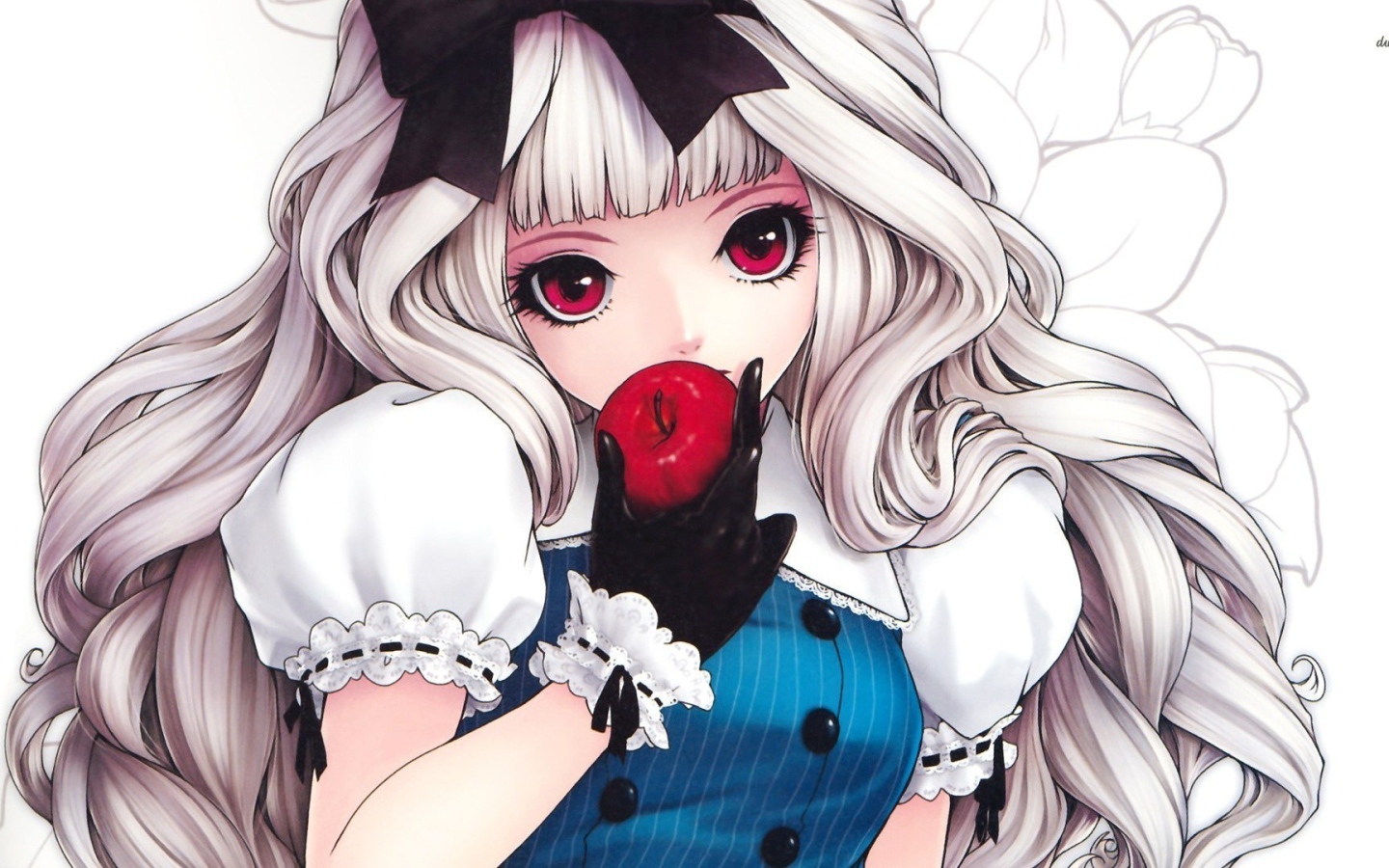 Девочка откусывает яблоко