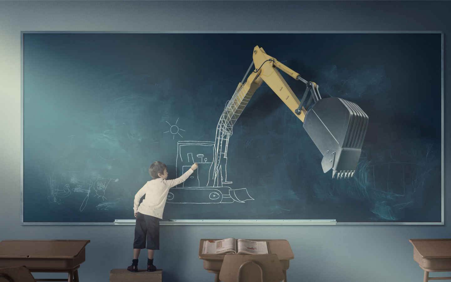 Мальчик рисует экскаватор