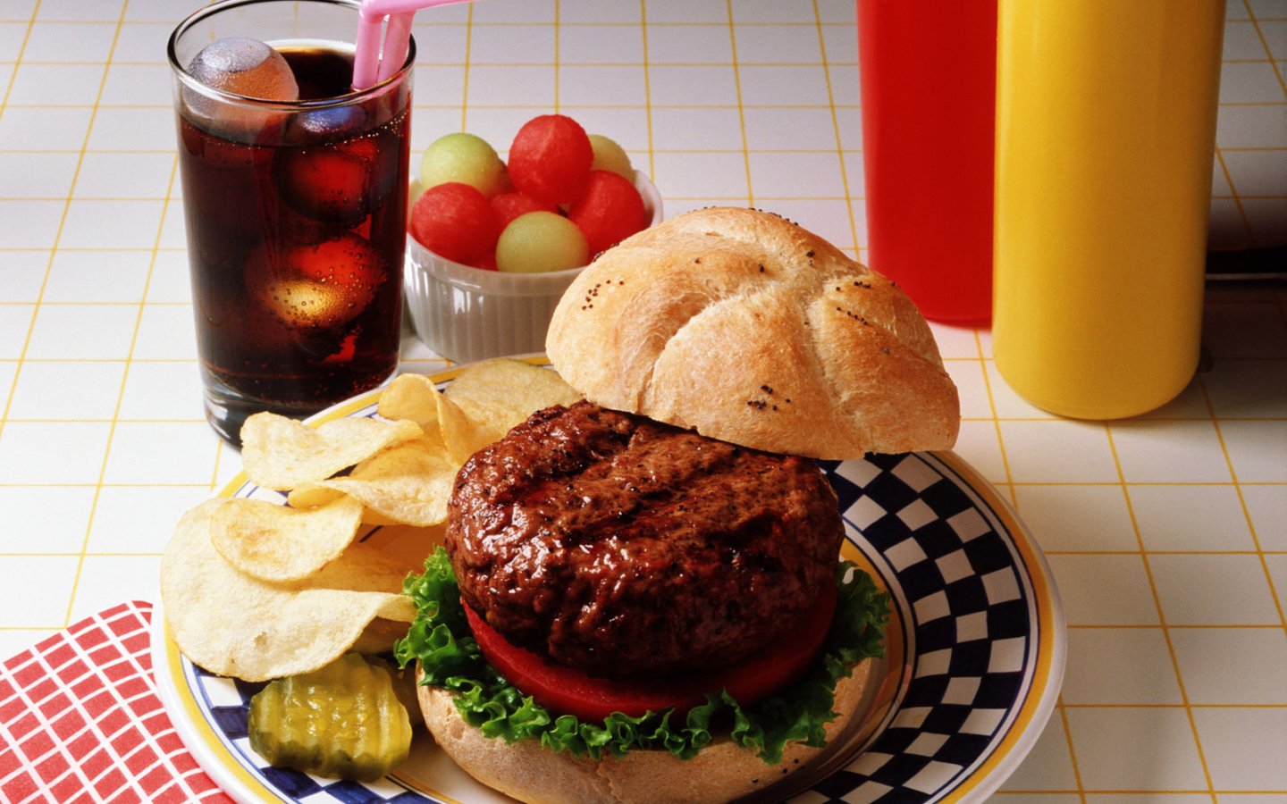 Гамбургер с чипсами