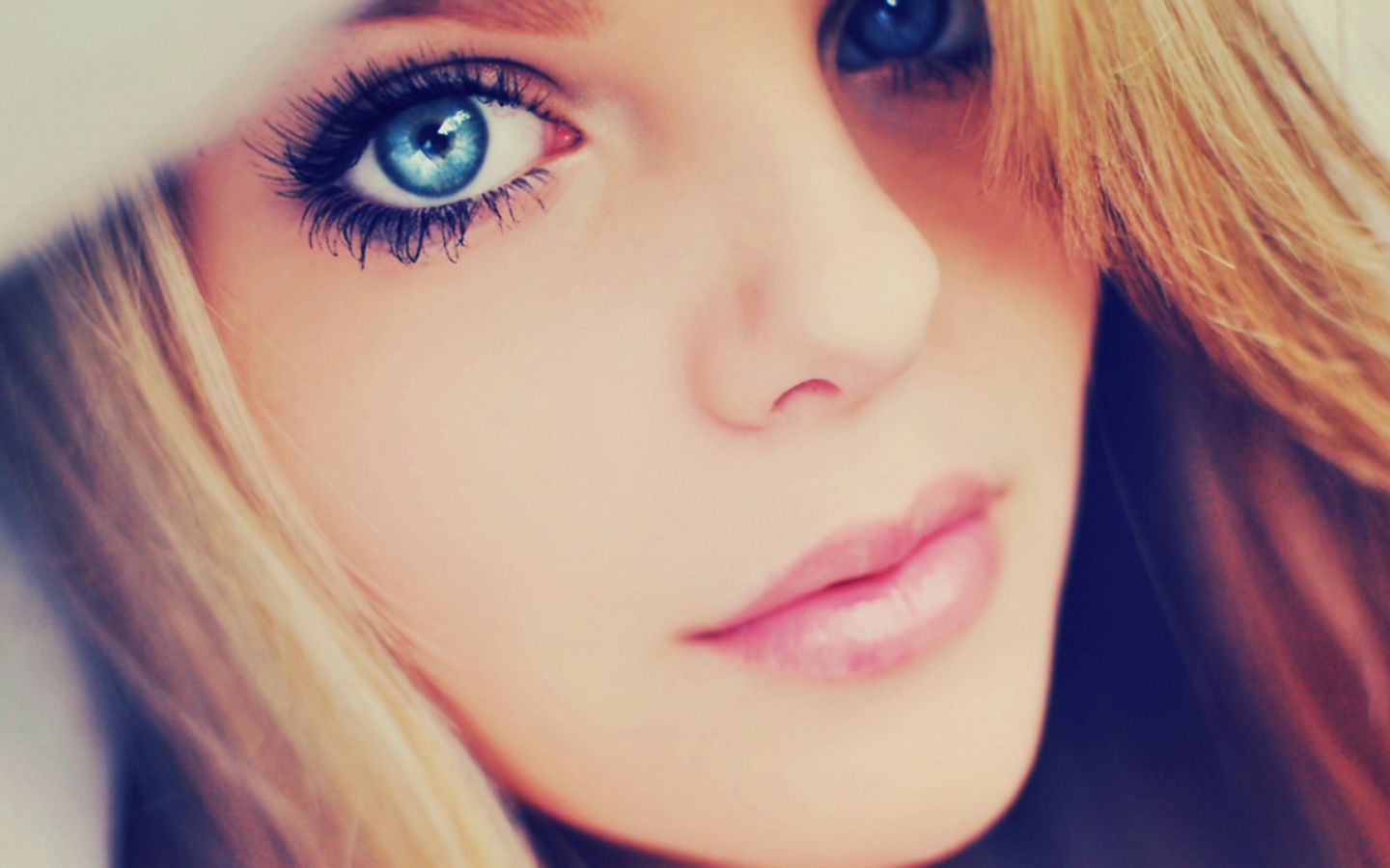 Красивая девушка с голубыми глазами
