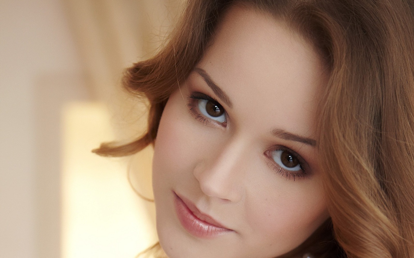 Большие карие глаза