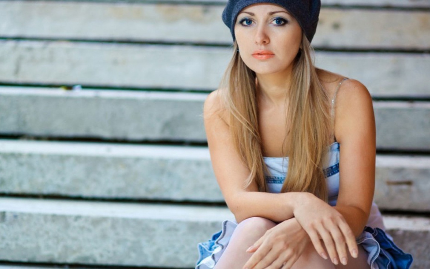 Блондинка в синем берете