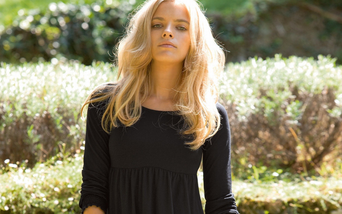 Блондинка в черном платье