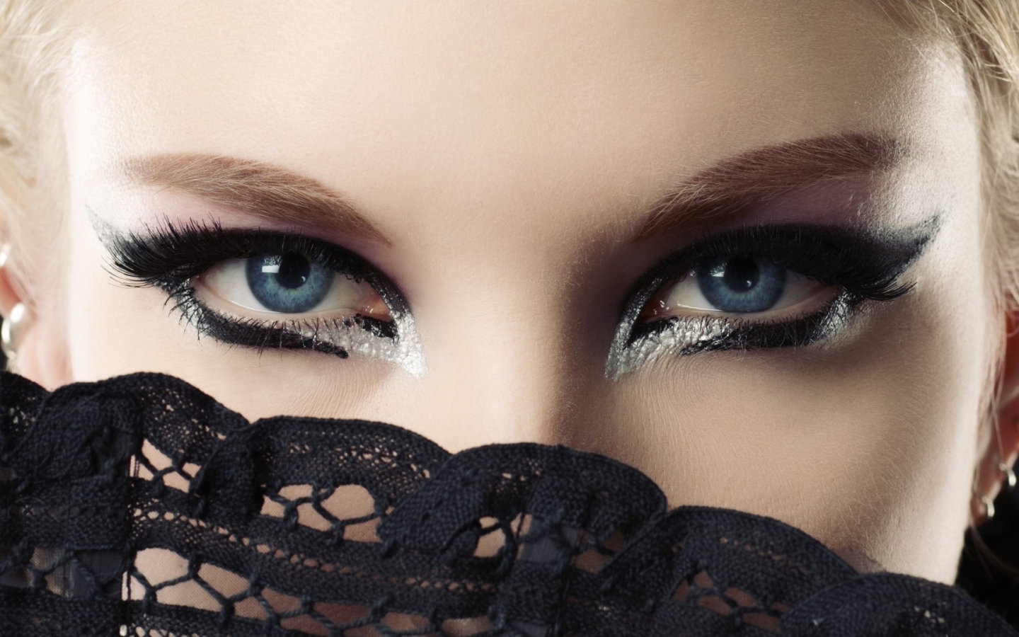 Голубые глаза в красивом макияже