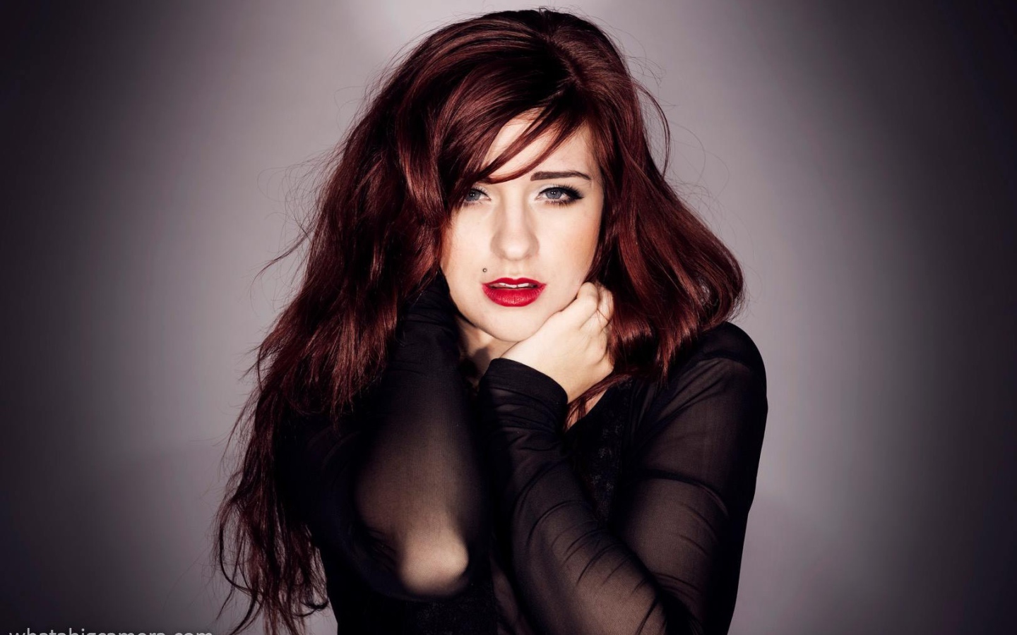 Брюнетка с красными губами