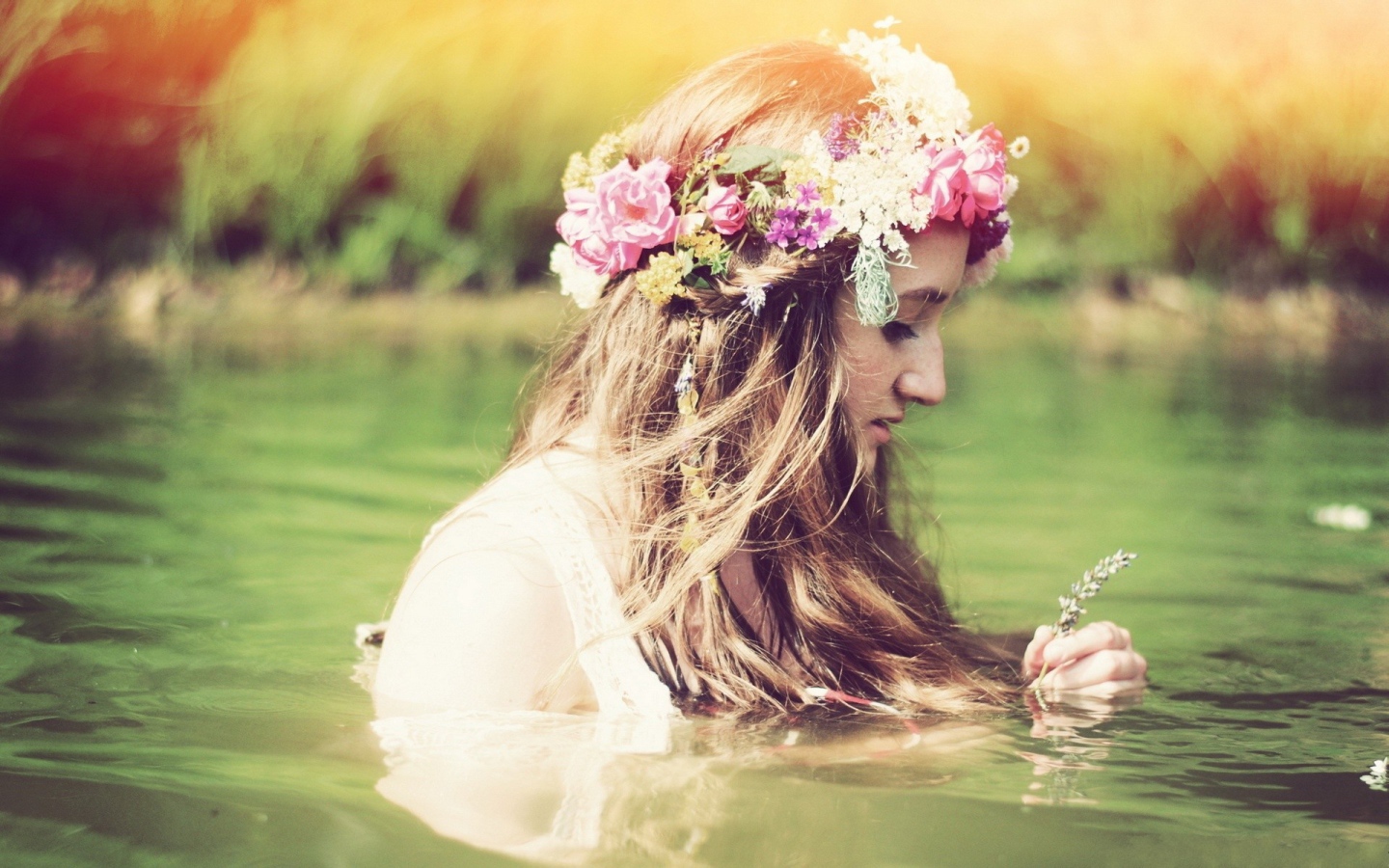 Девушка купается с венком на голове