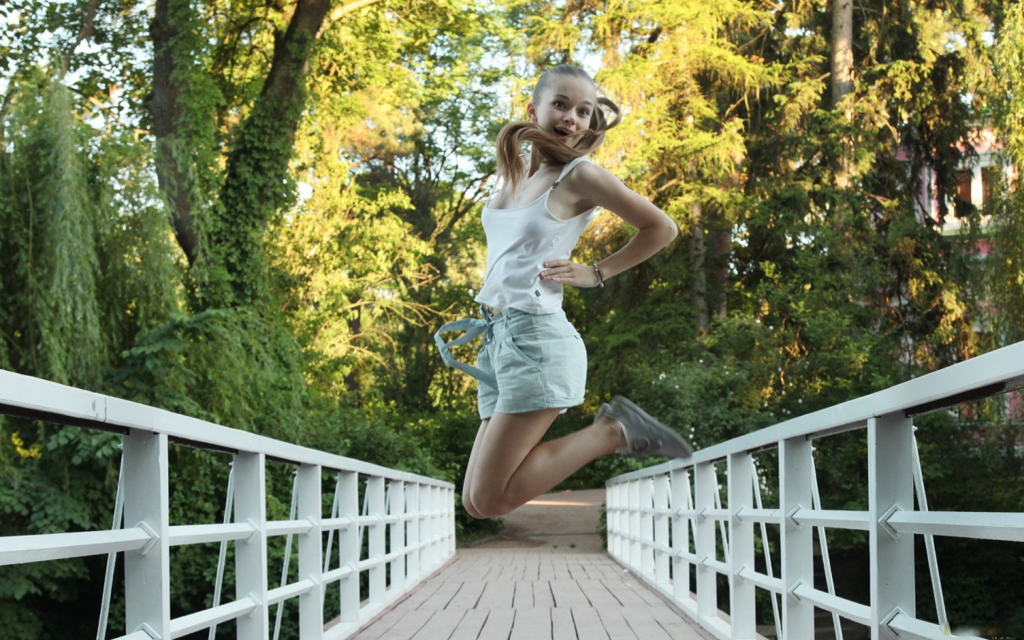 Девушка в прыжке