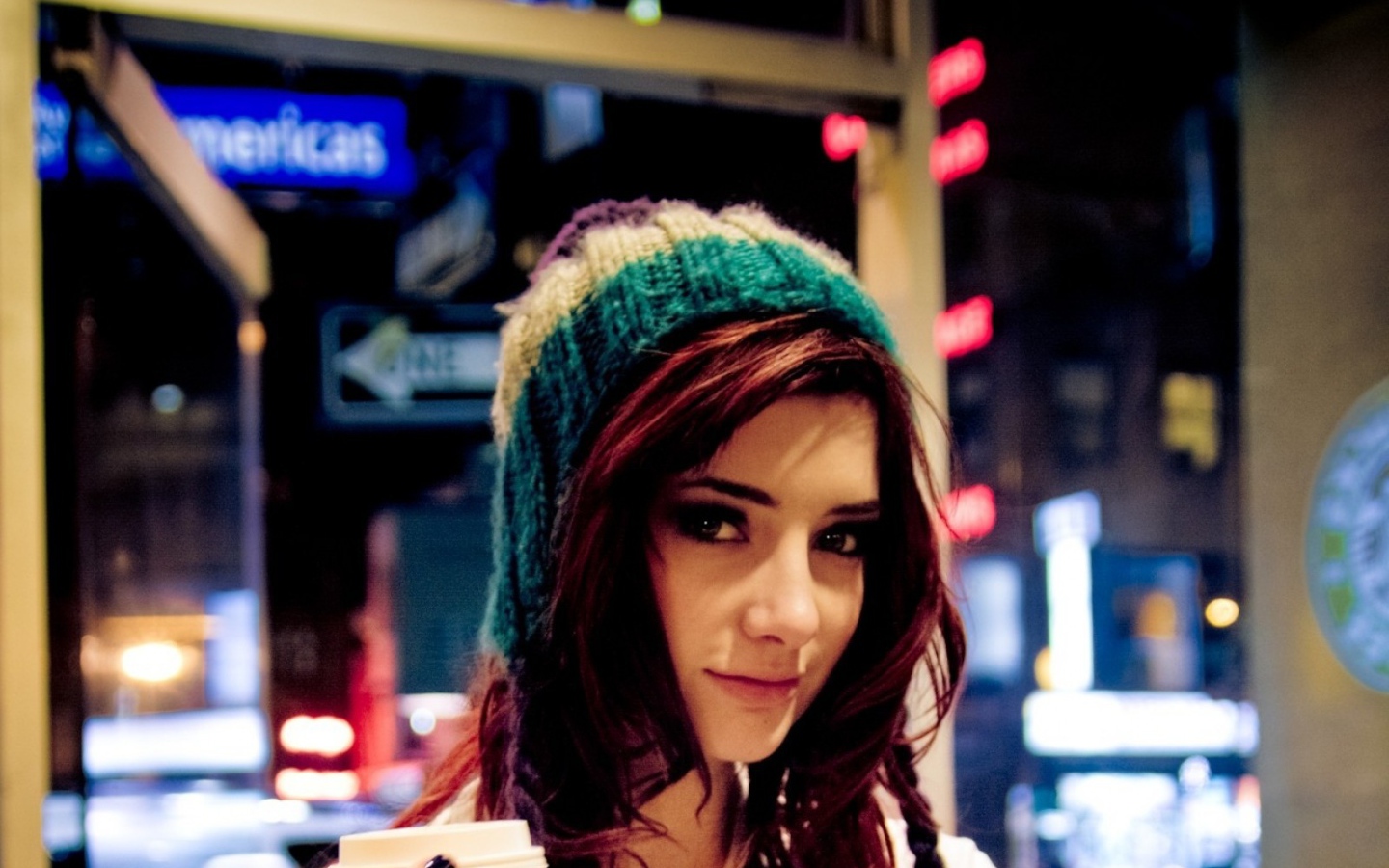 Девушка в шапке  со стаканом