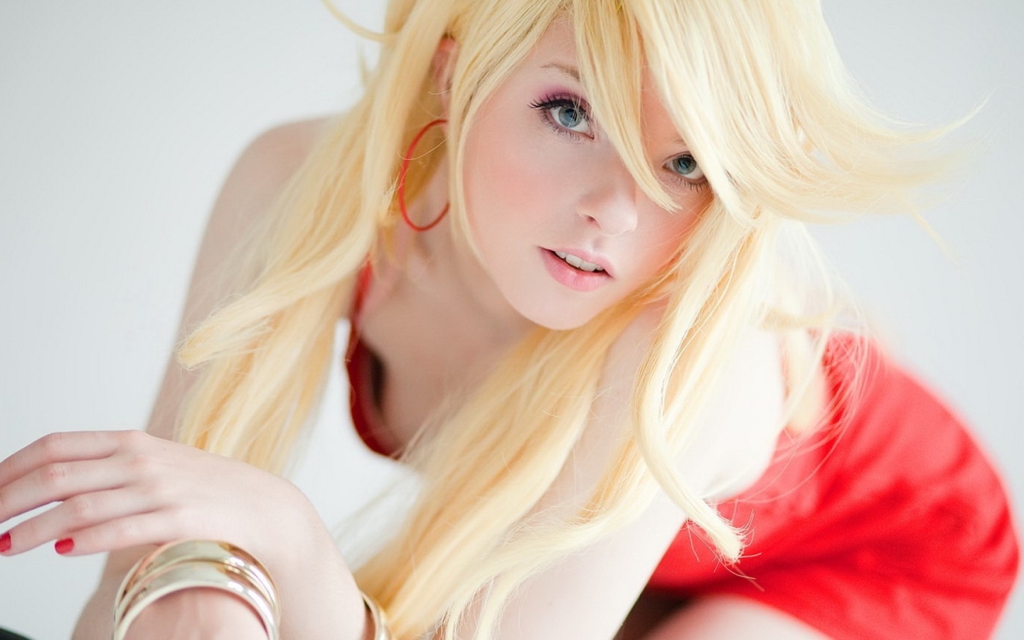 Приятная блондинка