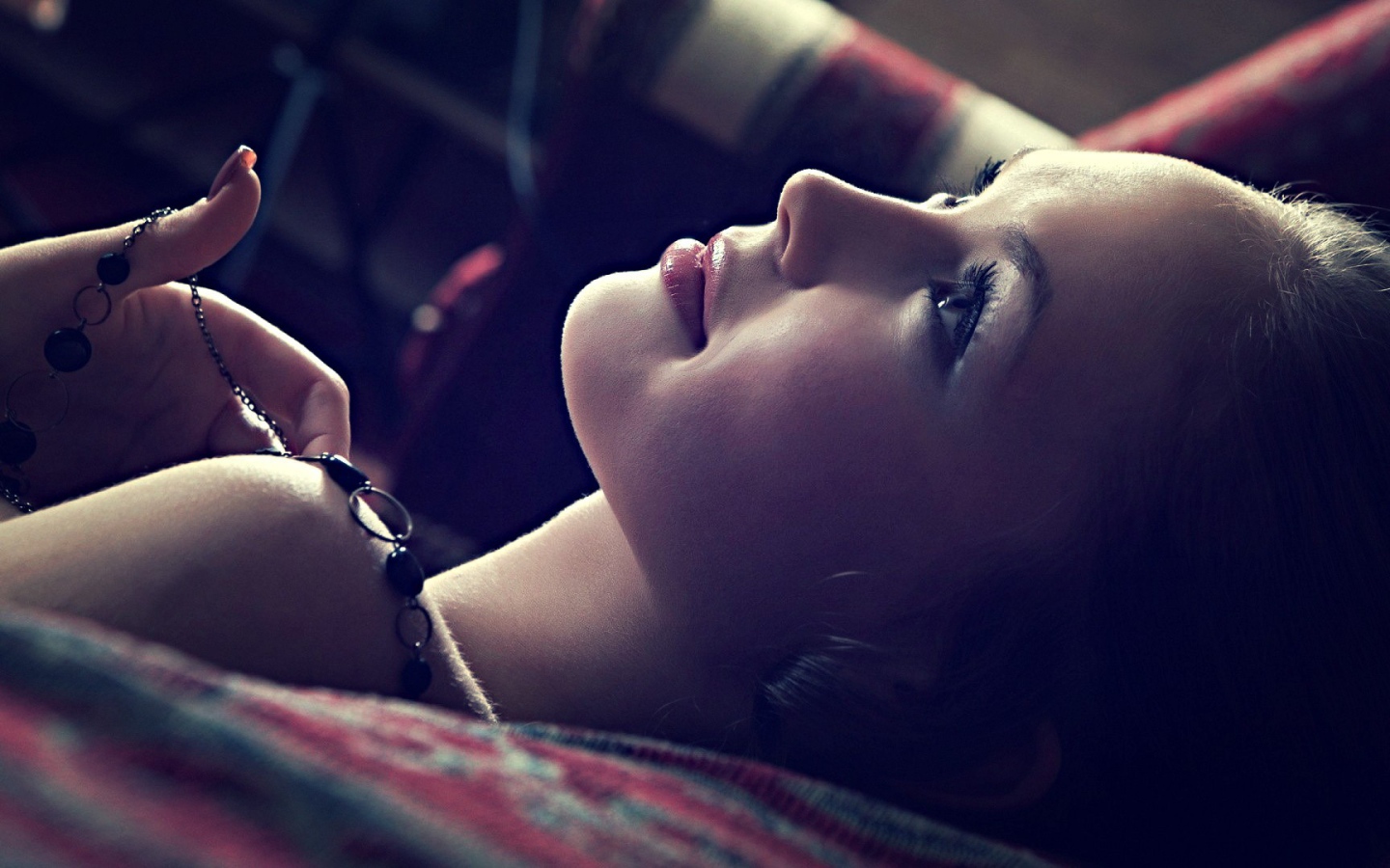 Девушка о чем-то мечтает