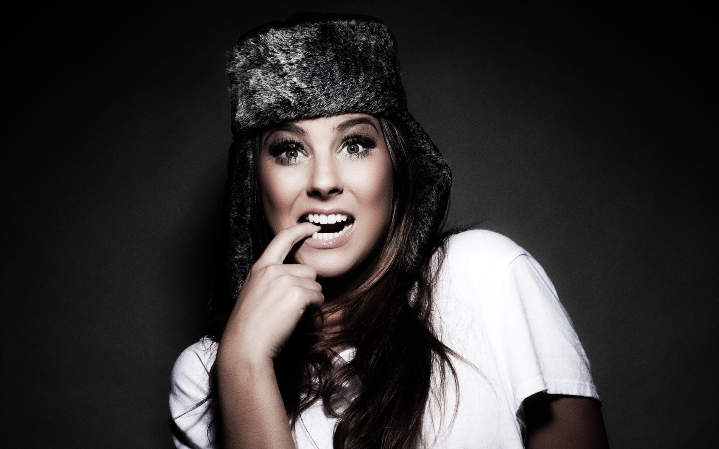 Девушка в русской шапке