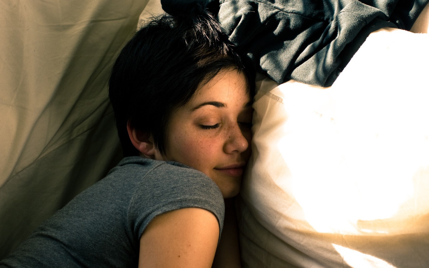 Девушка улыбается во сне