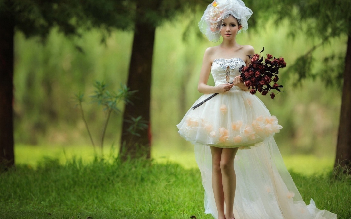 Невеста с красным букетом