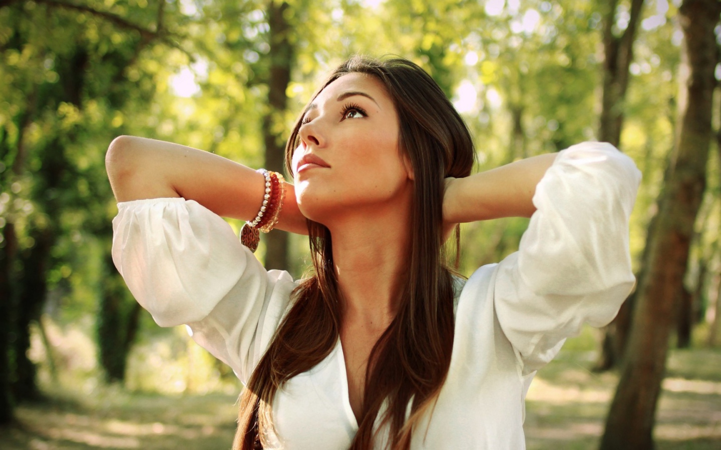 Брюнетка в белой кофте