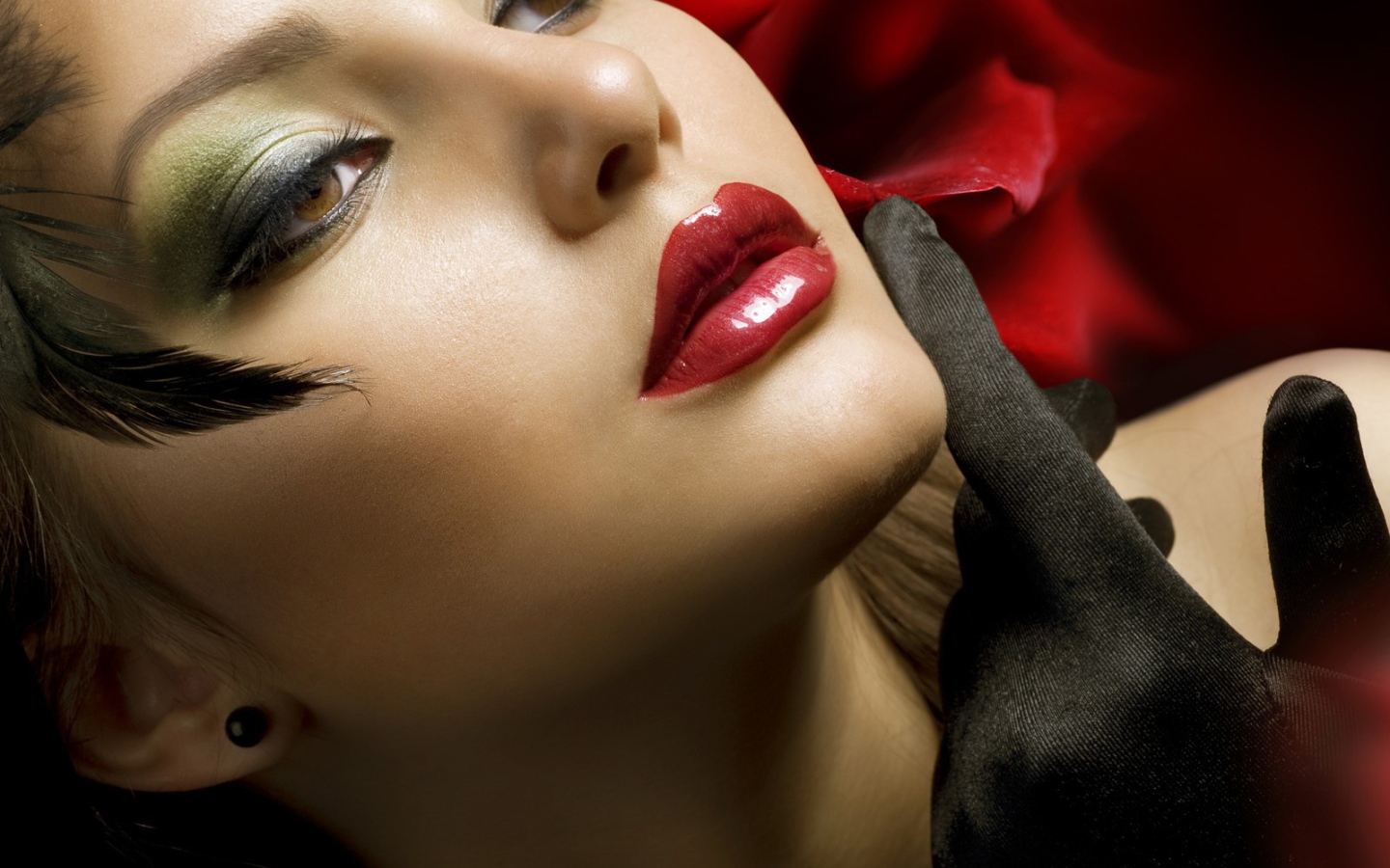 Брюнетка с сочными губами