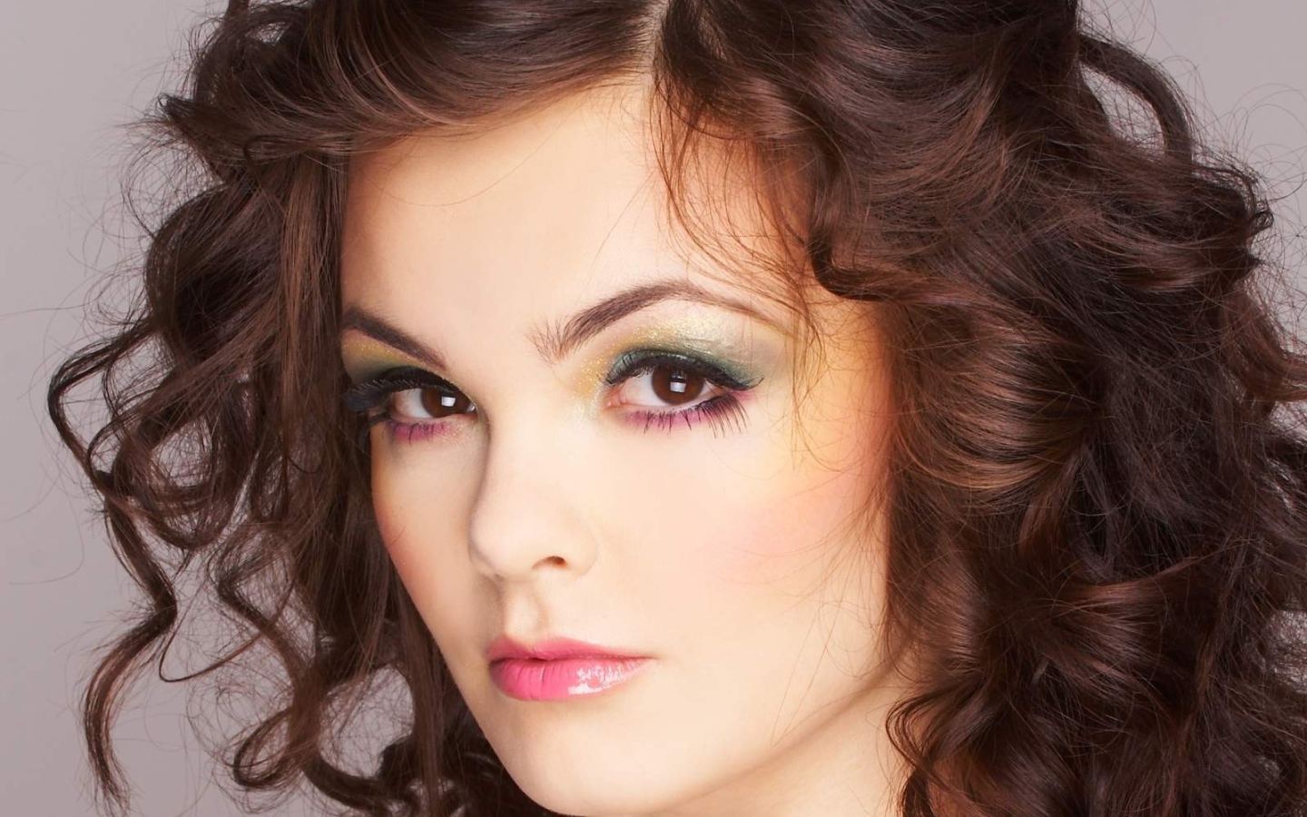 Брюнетка с розовыми губами