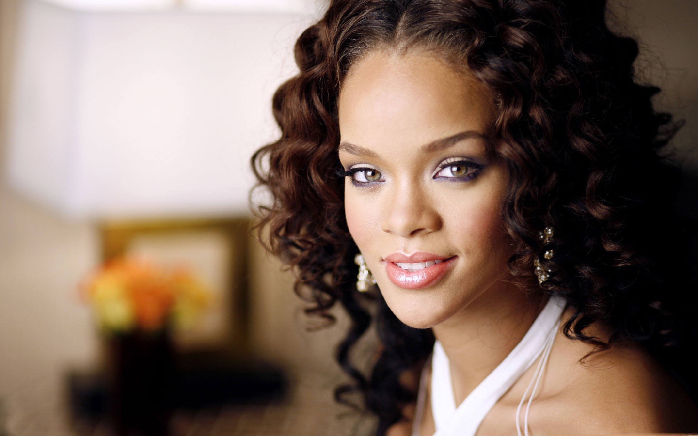 Брюнетка с волнистыми волосами