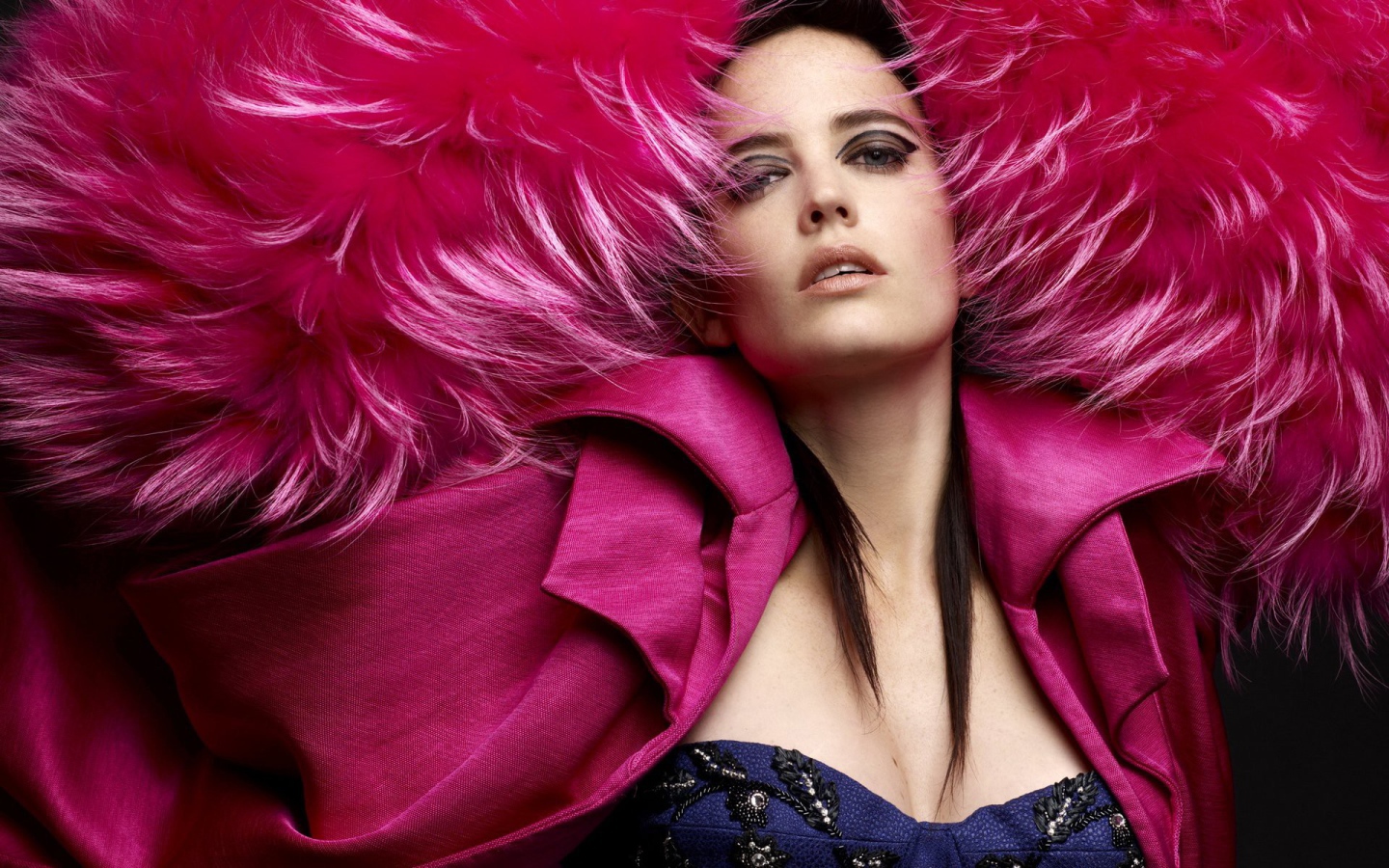 Девушка в розовой одежде