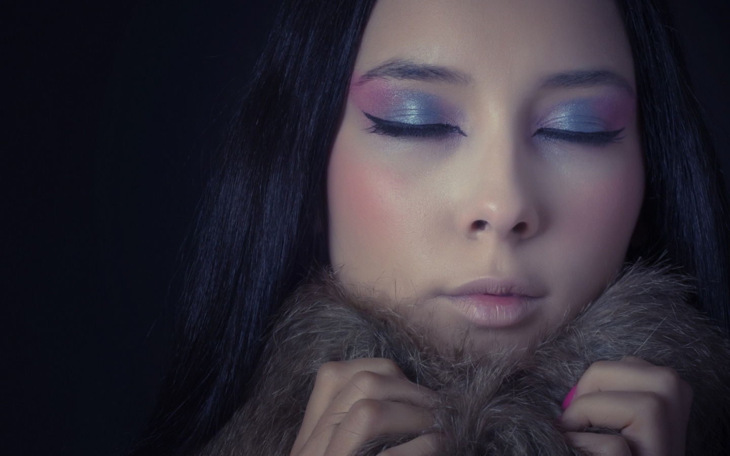 На девушке мягкий меховой воротник