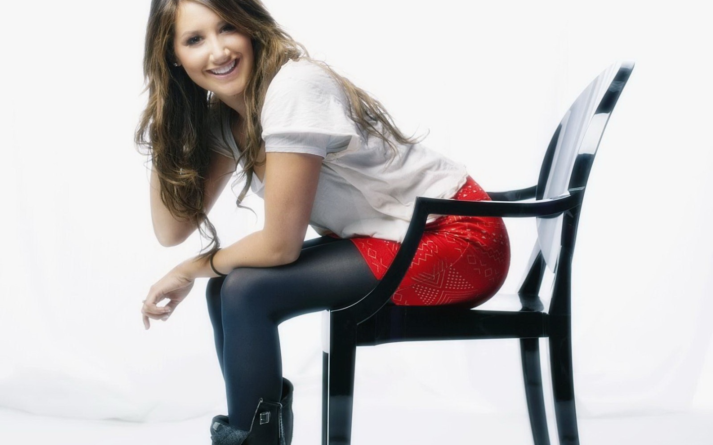 Брюнетка сидит на стуле