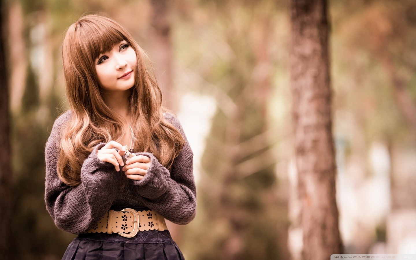 Девочка в свитере на природе