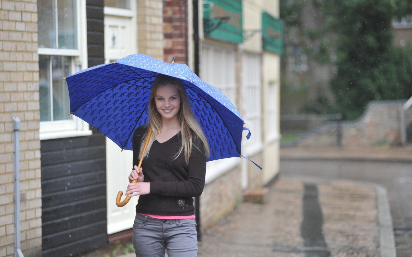 Модель с синим зонтом