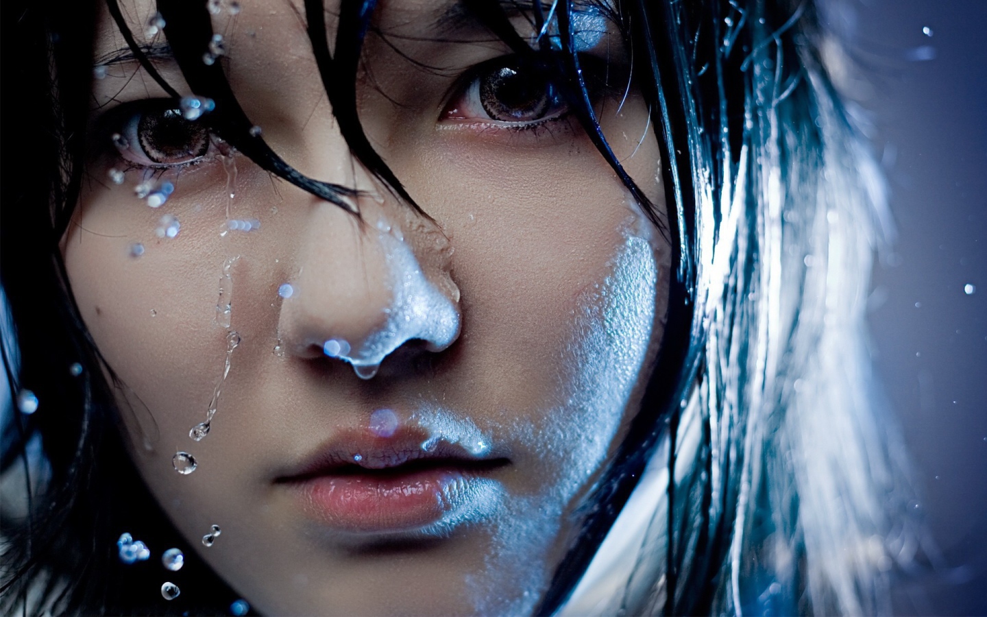 Портрет мокрой брюнетки