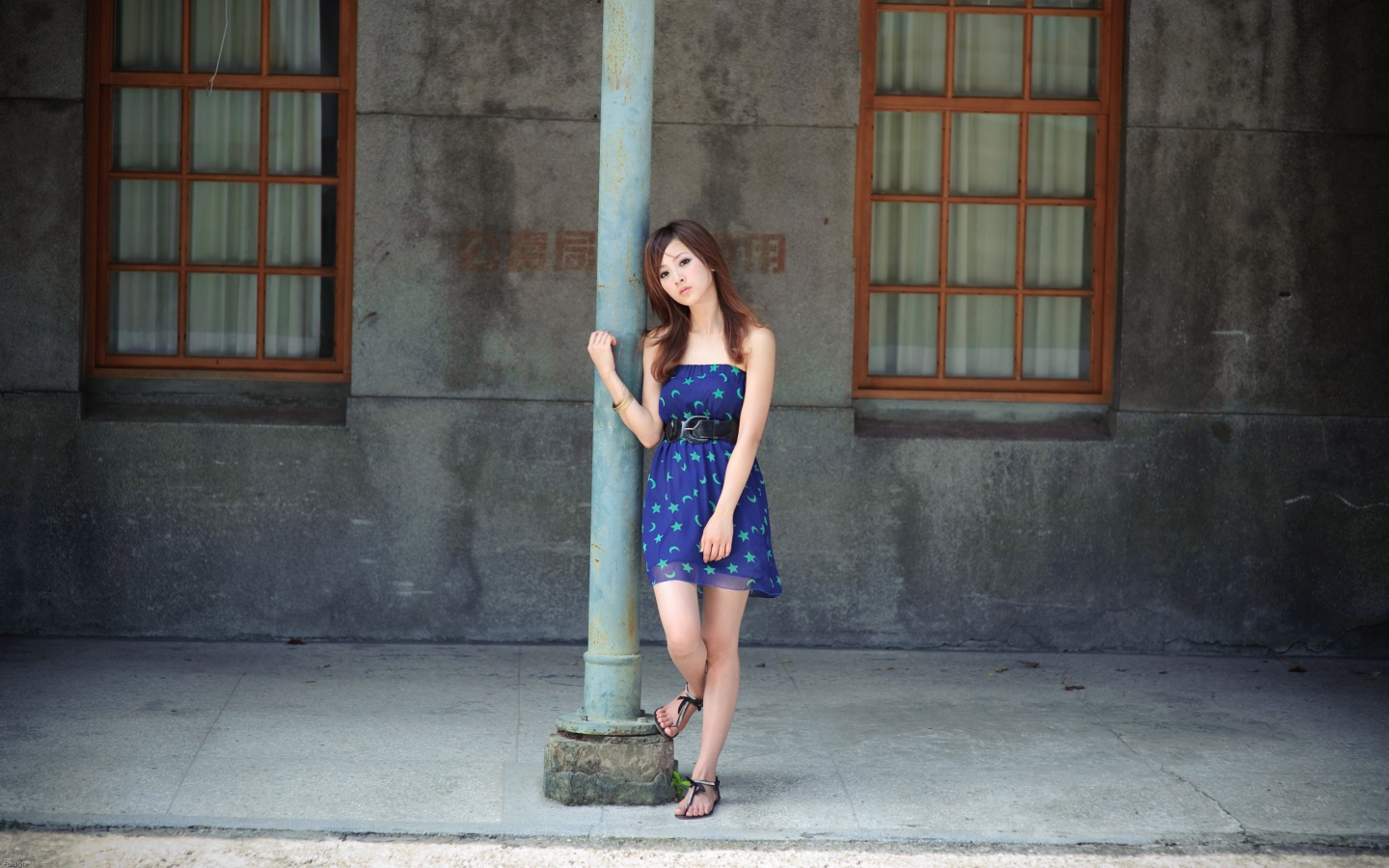 Девушка у столба