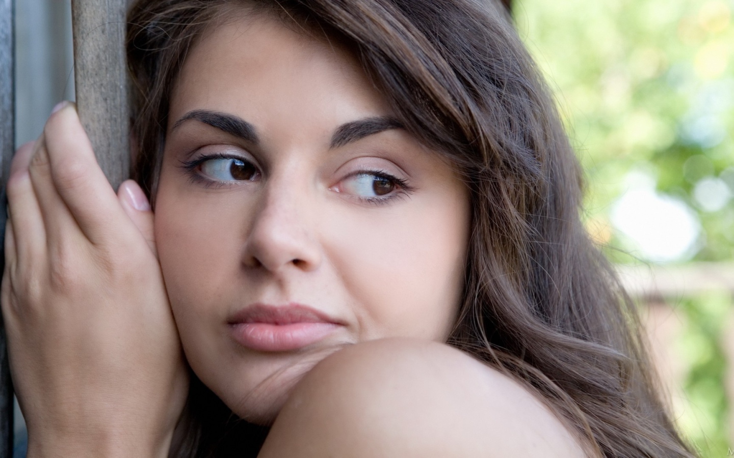 Девушка прижалась к забору