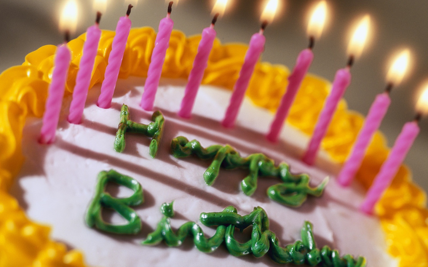 Торт с зелёной надписью на день рождения