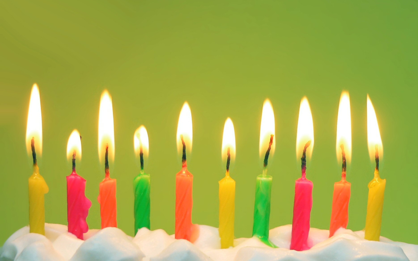 Разноцветные свечи на день рождения