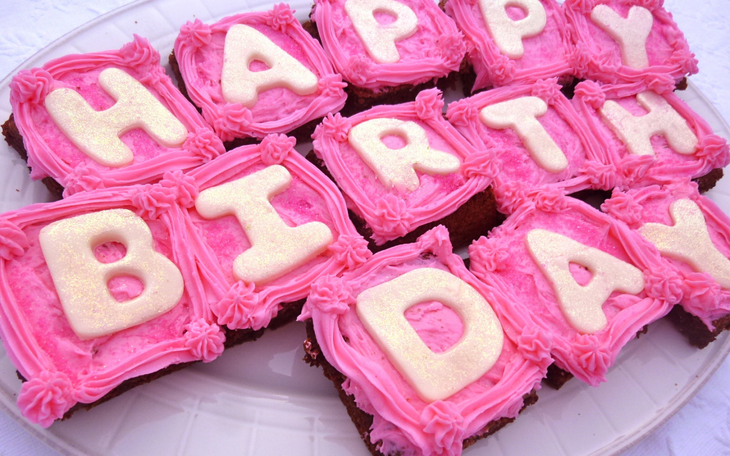 Вкусные пирожные на день рождения