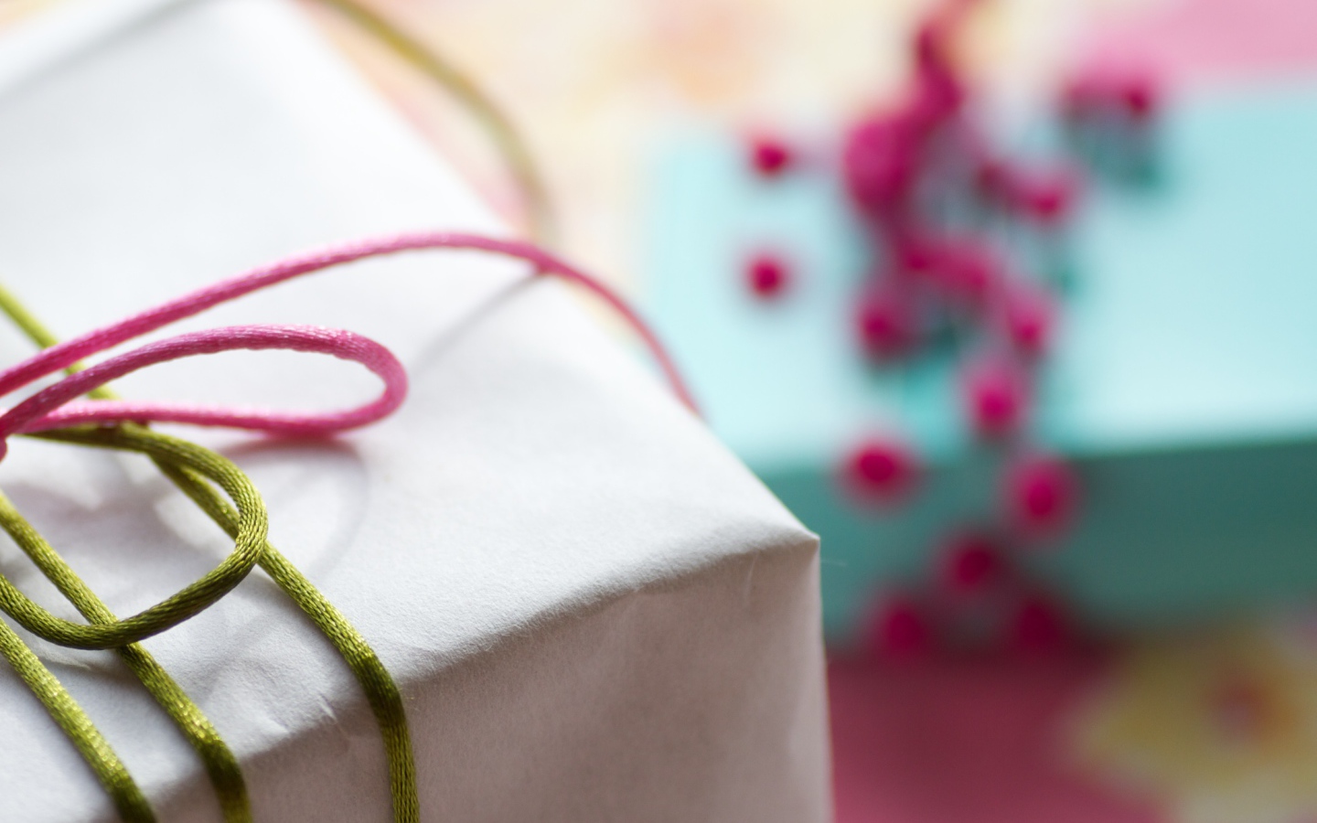 Край подарка на день рождения