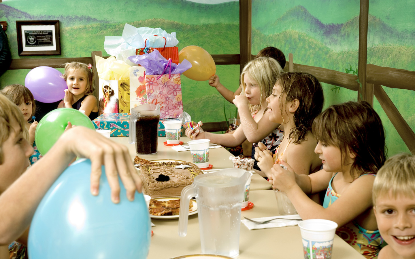 Праздничный стол с гостями на день рождения