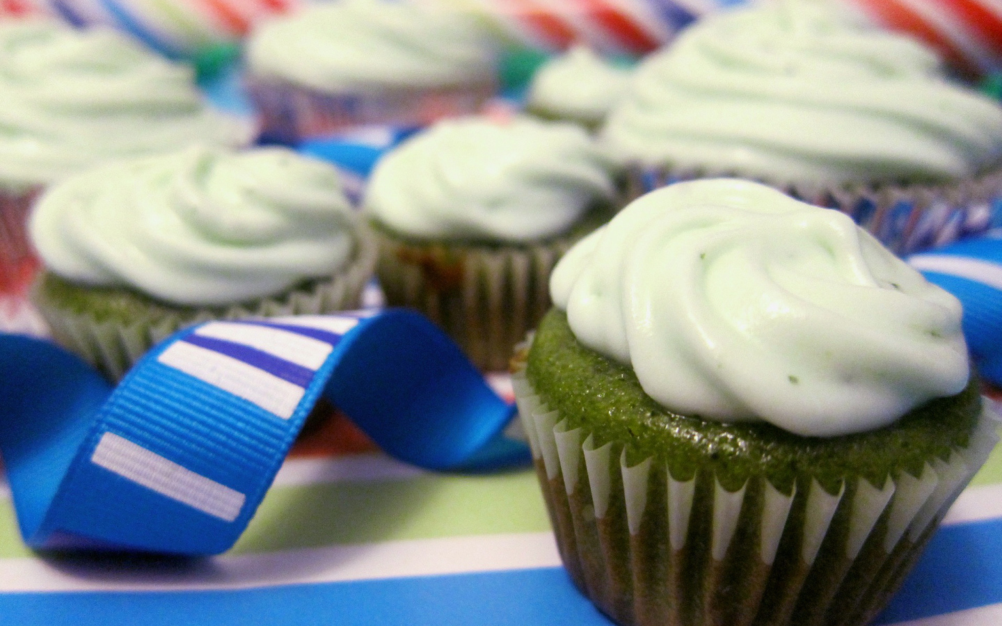 Зелёный кекс на день рождения