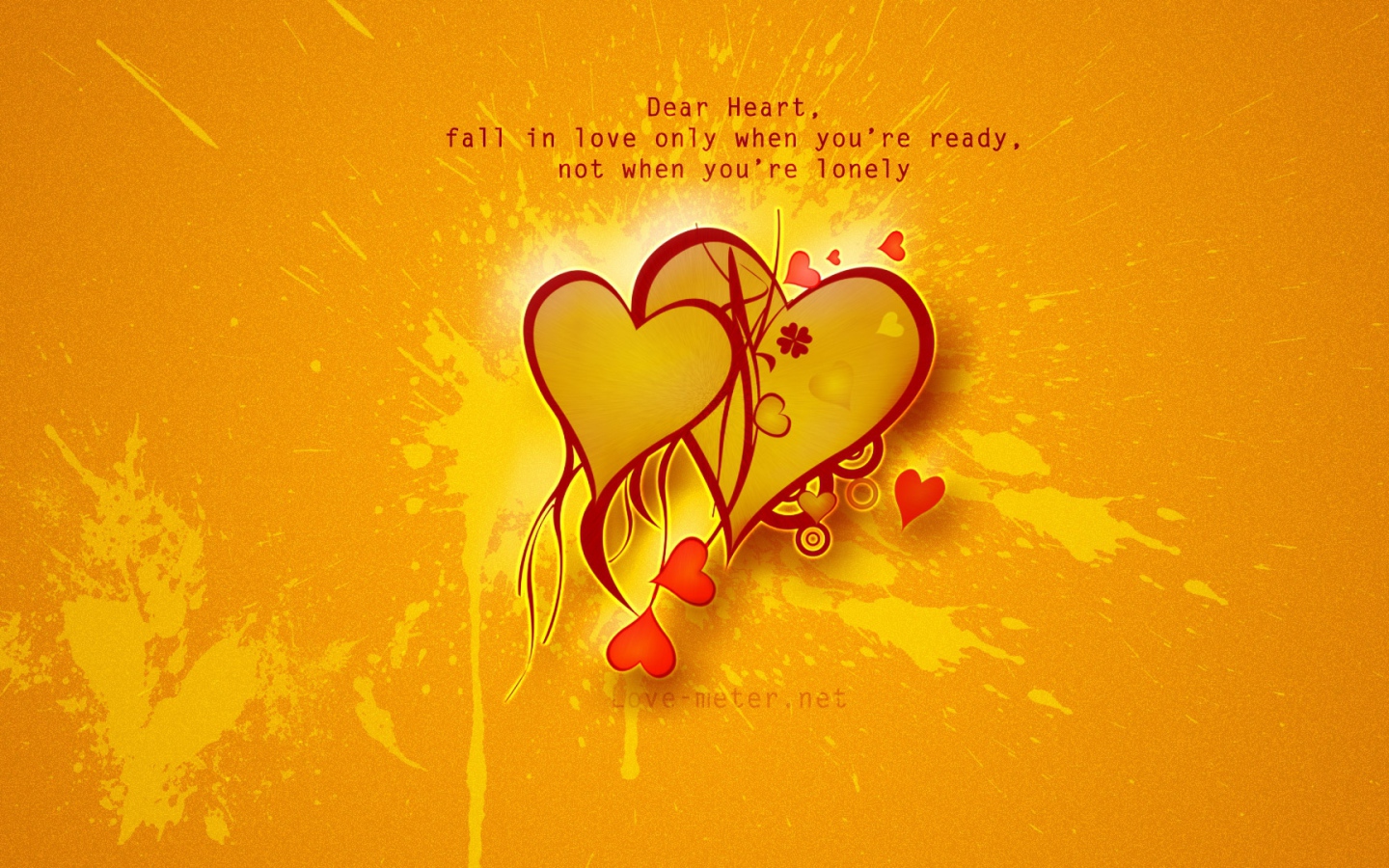 Сердце на день рождения на оранжевом фоне