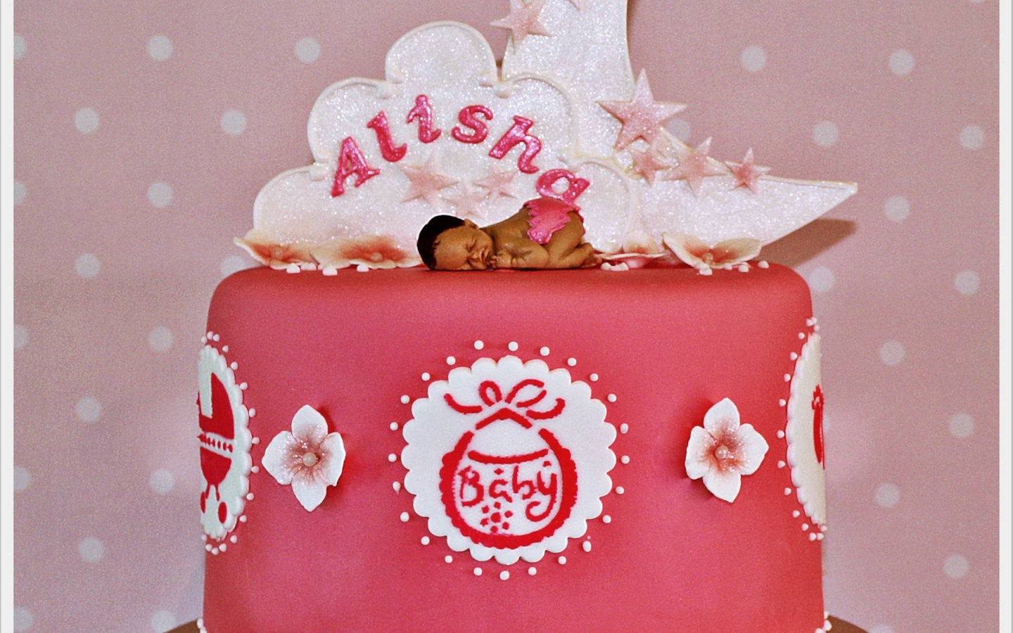 Розовый торт ко дню рождения