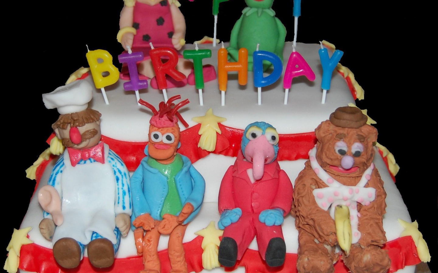 The cake for the birthday with puppets