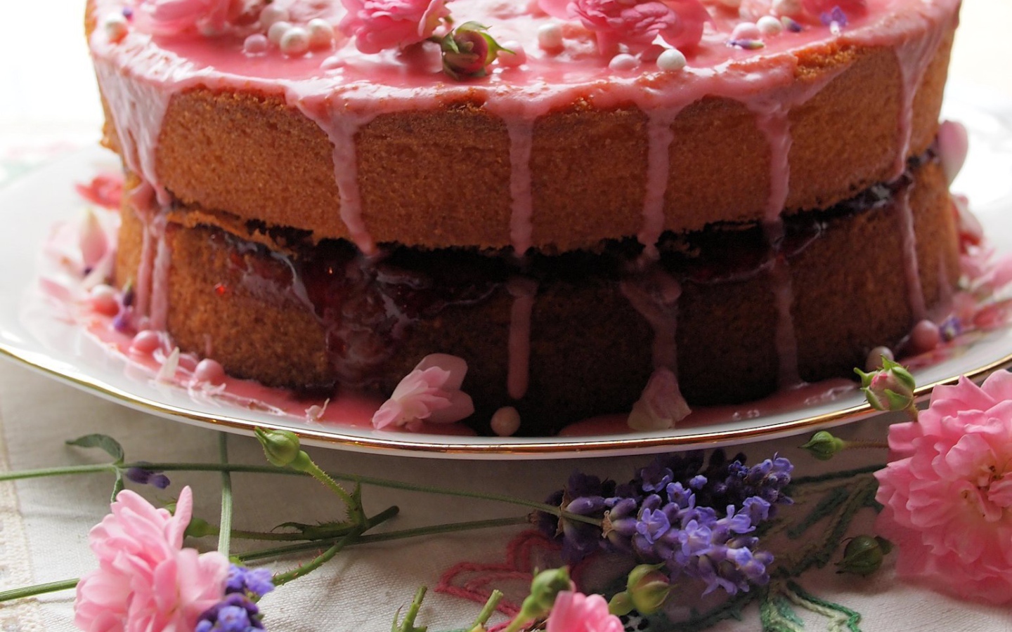 Большой торт ко дню рождения