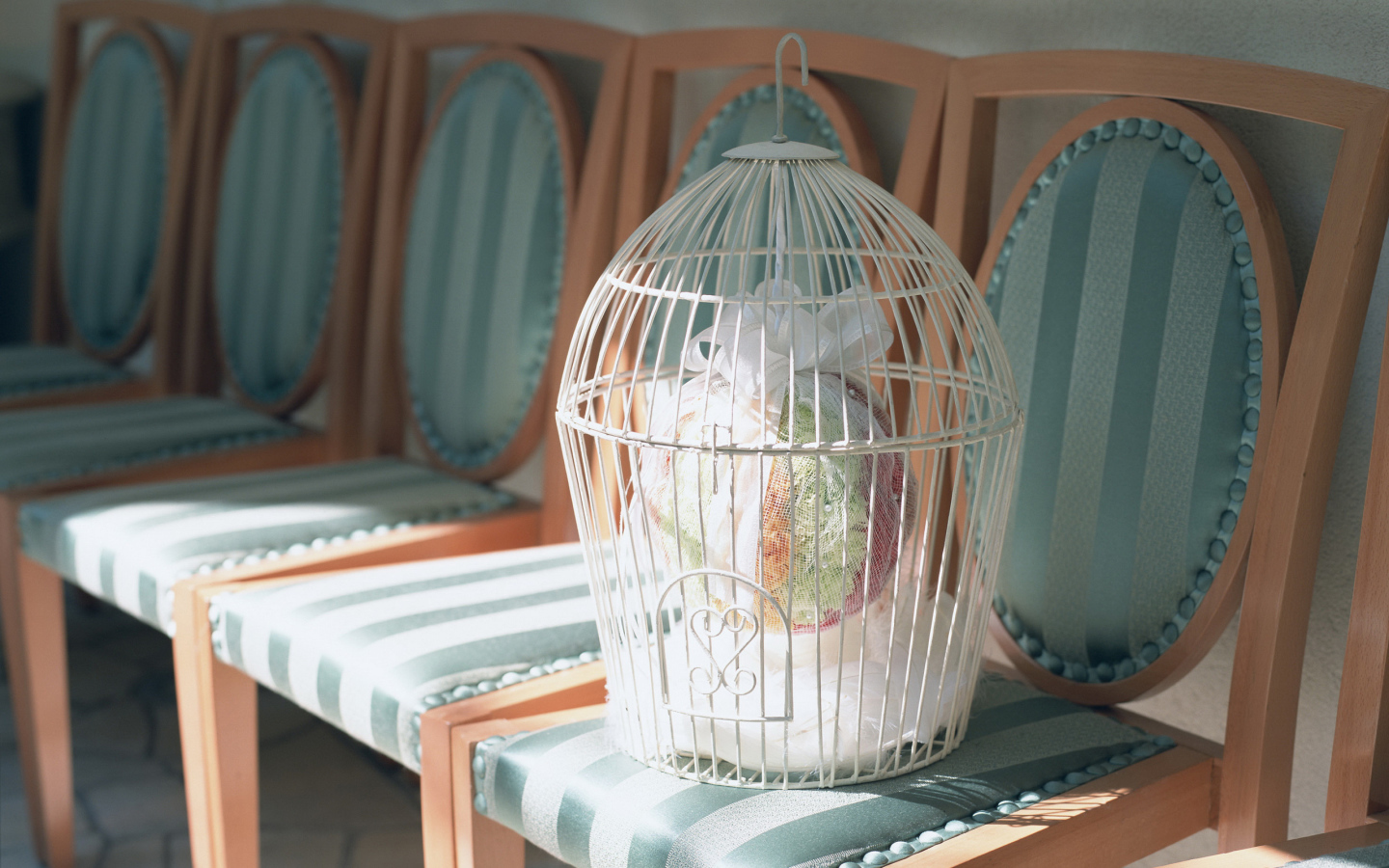 Свадебный подарок в белой клетке