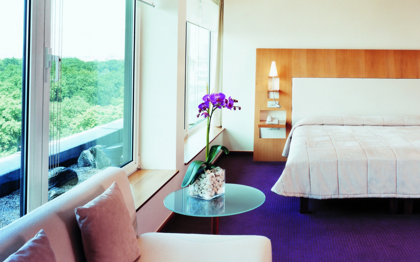 Интерьер спальни с орхидеей