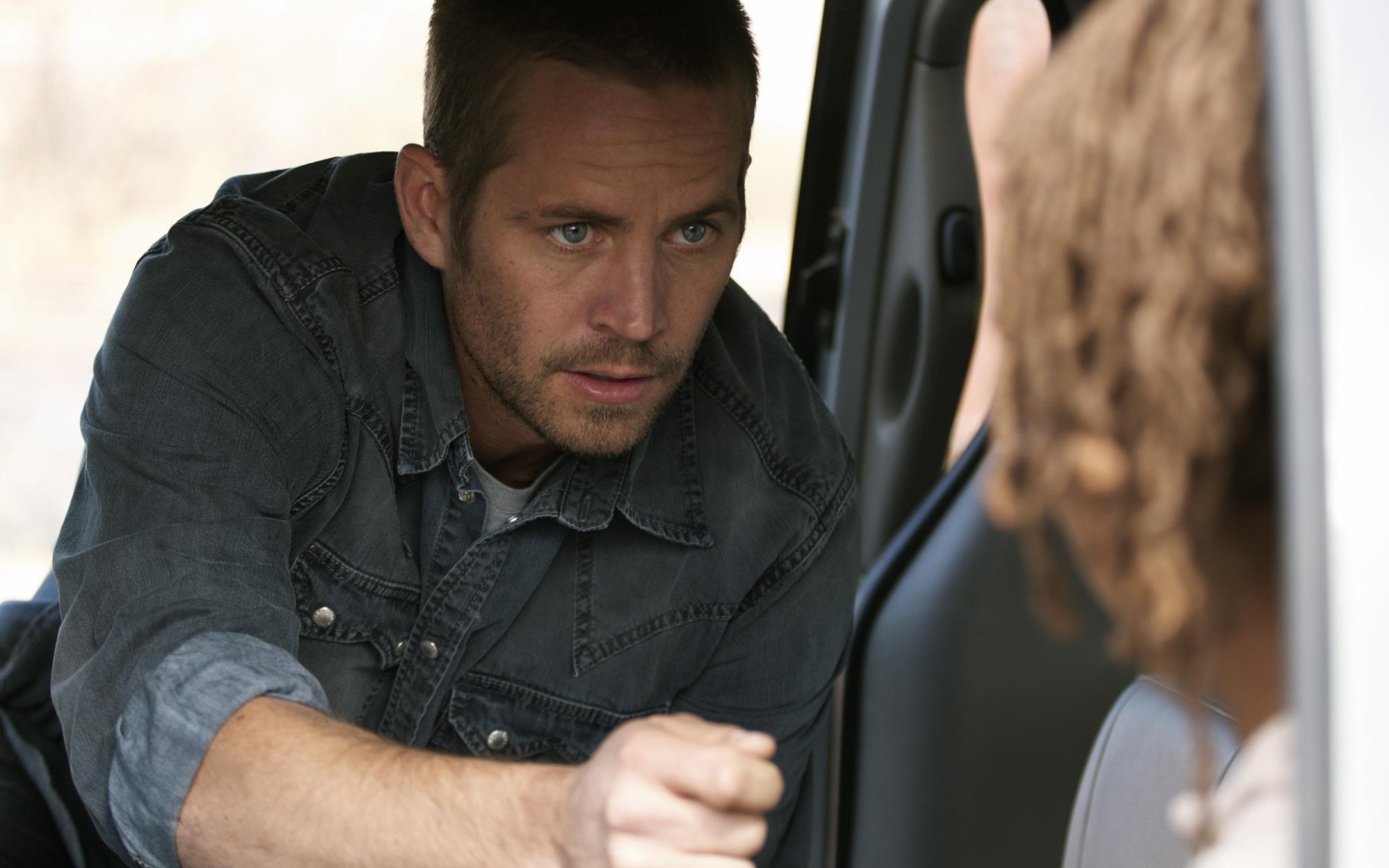  Известный Актер Пол Уокер разговаривает с девушкой