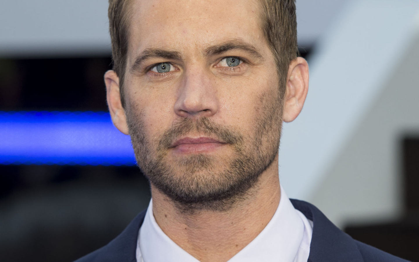 Пол Уокер в синем костюме