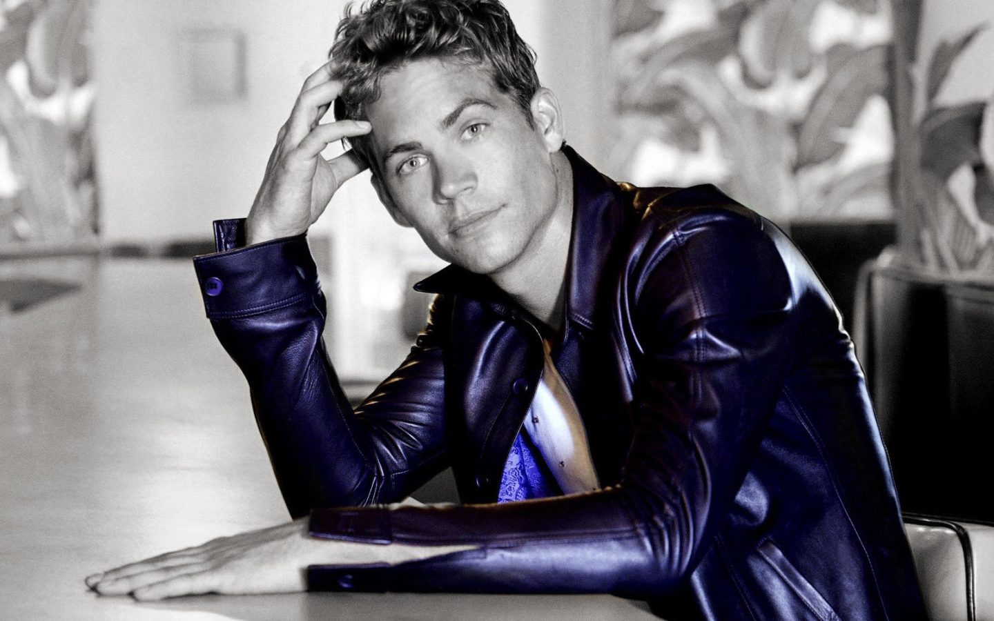 Пол Уокер в фиолетовой куртке