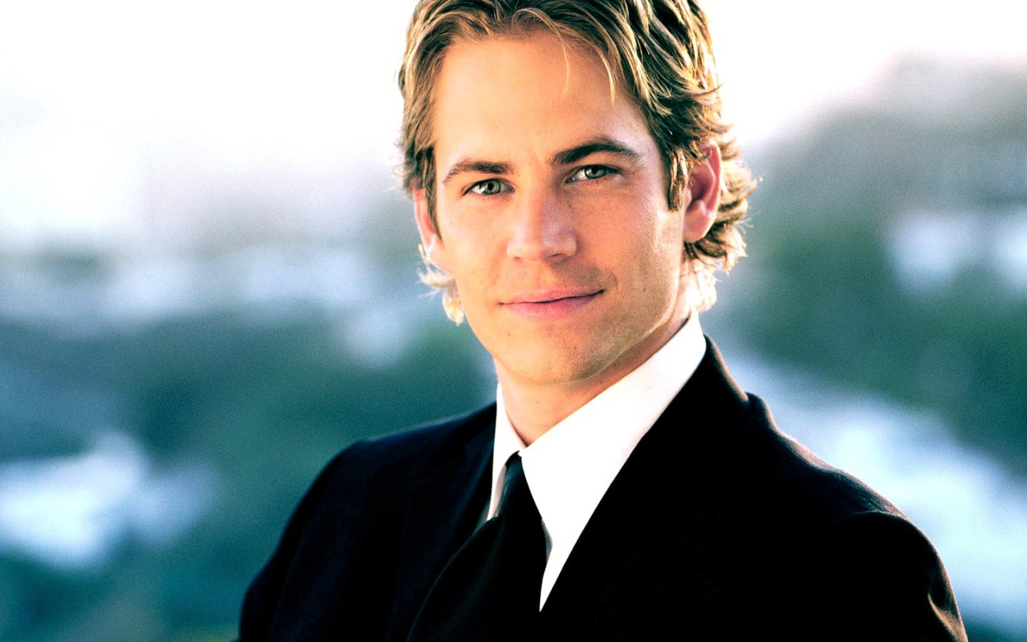 Пол Уокер в черном костюме