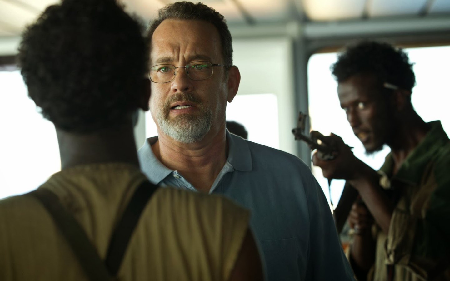 Капитан Филлипс главны герой говорит с пиратами